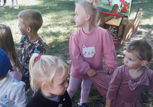 Dzieci w ogrodzie bawią się z Drużyną Kangura