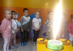 Dzieci otrzymały tort z okazji Dnia Przedszkolaka