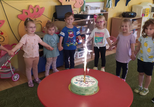 Dzieci otrzymały tort z okazji swojego święta