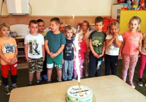 Dzieci patrzą na tort
