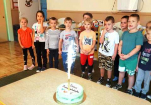 dzieci patrzą na tort