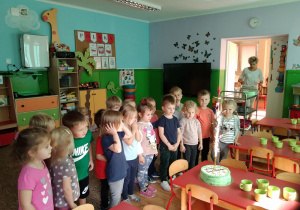 Dzieci czekają na tort