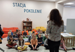Dzieci biorą udział w rozmowie nt. funkcjonowania Biblioteki Miejskiej