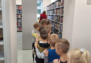 Dzieci utworzyły pociąg, którym ruszyły na zwiedzanie pomieszczeń biblioteki