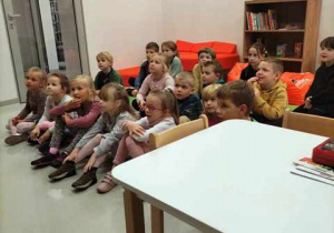 Dzieci siedzą w bibliotece