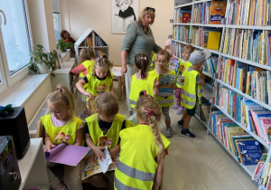 Dzieci oglądją bibliotekę