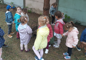 Spacer dzieci po ogrodzie przedszkolnym