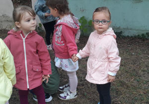 Spacer dzieci po ogrodzie przedszkolnym