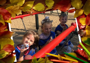 Dzieci bawią się w parku na placu zabaw