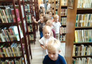 4 - latki zwiedzają bibliotekę
