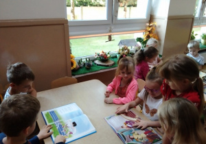 Dzieci oglądają książeczki