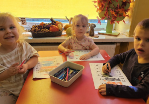 Ogólnopolski Dzień Głośnego Czytania - dzieci wykonują tematyczne kolorowanki