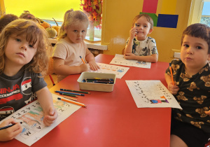 Ogólnopolski Dzień Głośnego Czytania - dzieci wykonują tematyczne kolorowanki
