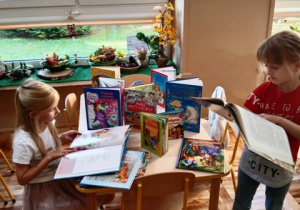 Dziewczynki podczas oglądania książeczek