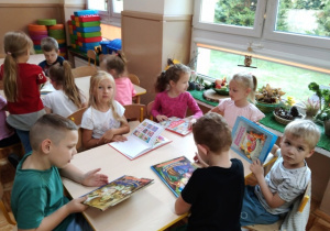 Przedszkolaki oglądają książeczki dla dzieci