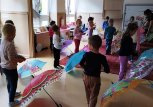 Dzieci tańcza z parasolkami