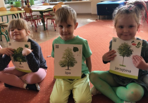 Dzieci prezentują ilustracje z drzewami