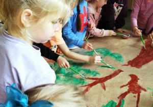 Dzieci malują drzewo