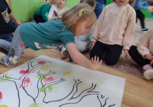 Dzieci odbijają dłonie umoczone w farbie