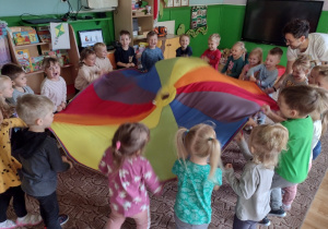Dzieci bawią się w "Kolorowy wiatr"