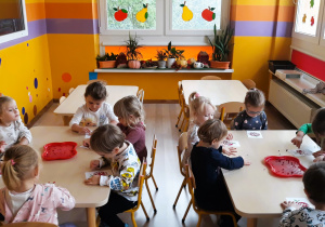 Dzieci wyklejają kontur jabłka plasteliną