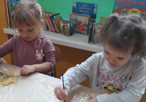 Dzieci malują liść farbami
