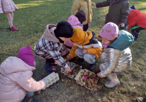 Dzieci szukają skarby jesieni