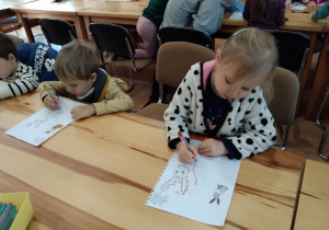 Dzieci wykonują obrazki ze zwierzetami leśnymi