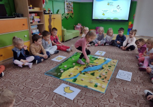 Dzieci grają w grę "zaginione zwierzęta"