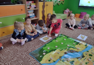 Dzieci grają w grę "zaginione zwierzęta"