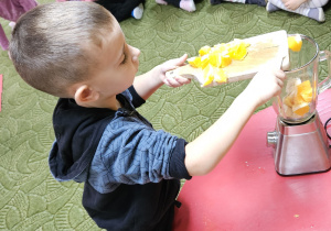 Dzieci wykonują sok owocowo - dyniowy