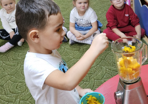 Dzieci wykonują sok owocowo - dyniowy