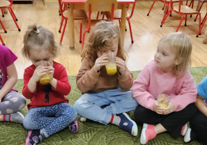 Dzieci piją wykonany samodzielnie sok