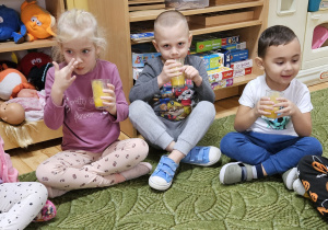 Dzieci piją wykonany samodzielnie sok