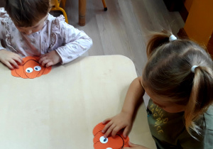 Dzieci wykonują pracę techniczną - dynię z papieru