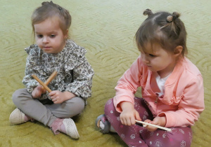 Dzieci grają akompaniament do piosenki na drewienkach