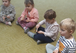 Dzieci grają akompaniament na drewienkach
