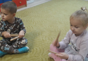 Dzieci grają akompaniament na drewienkach
