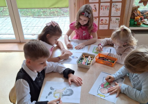 Dzieci kolorują wybrane postaci z bajek