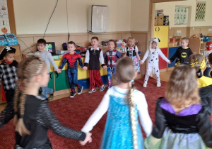 Dzieci tańczą w kole wiązanym