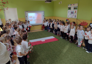 Dzieci przygotowują się do odśpiewania hymnu