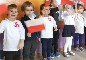 Przedszkolaki śpiewają hymn z okazji Narodowego Święta Niepodległości