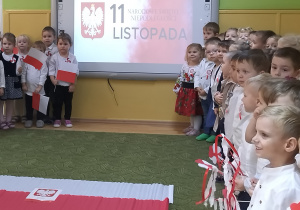 Przedszkolaki śpiewają hymn z okazji Narodowego Święta Niepodległości
