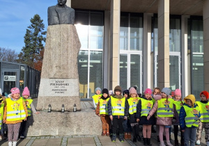 Dzieci oddają hołd pod Pomnikiem Józefa Piłsudskiego