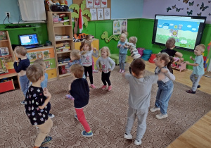 Dzieci tańczą taniec kurczaka