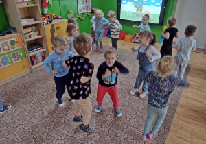 Dzieci tańczą taniec kurczaka