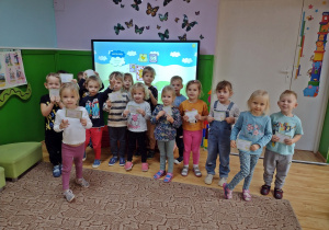 Dzieci pozują do zdjęcia z certyfikatami