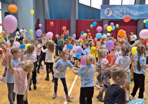 Dzieci ze zduńskowolskich przedszkoli kończą sportowe zmagania zabawą z balonami