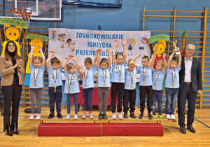Reprezentacja naszego przedszkola prezentuje zdobyte trofea - puchar oraz medale