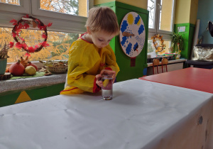 Chłopiec robi ekperyment z mgnesem